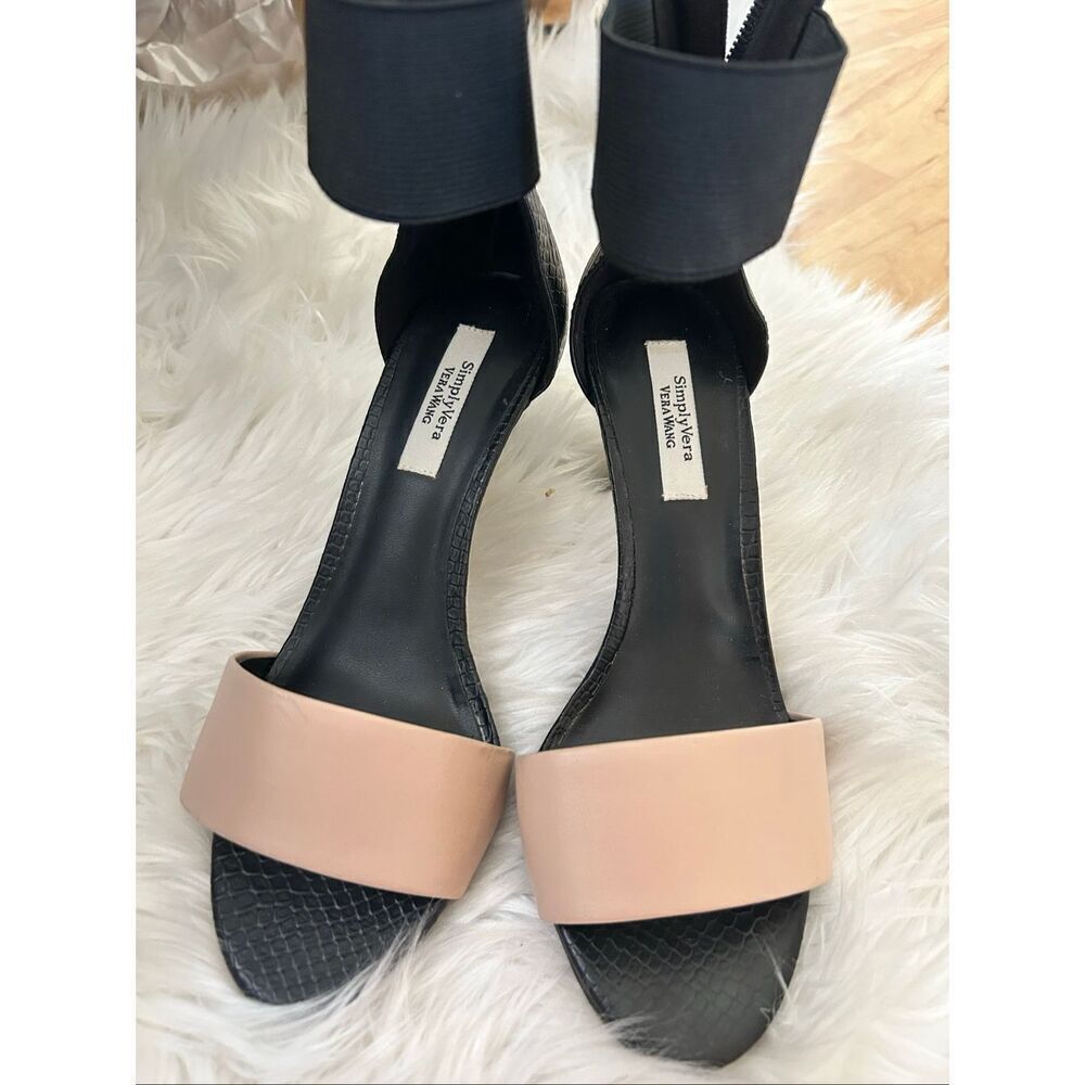 Simply Vera wang heels with straps stretchy size 6.5 black and tan going out